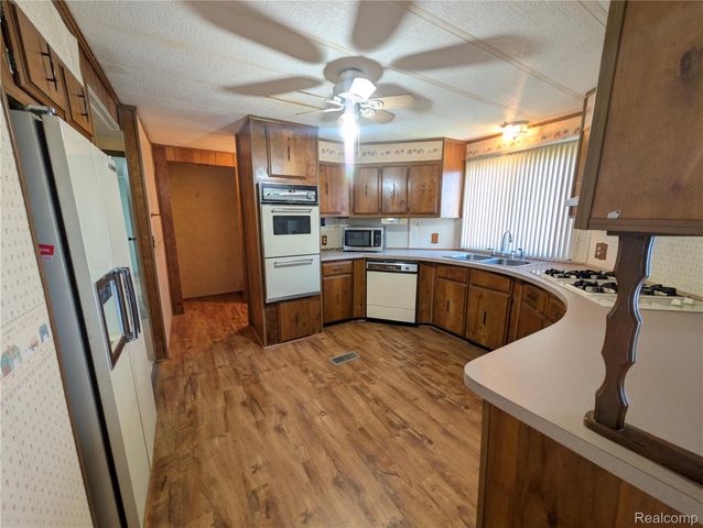 26 Carmell, Belleville, MI 48111