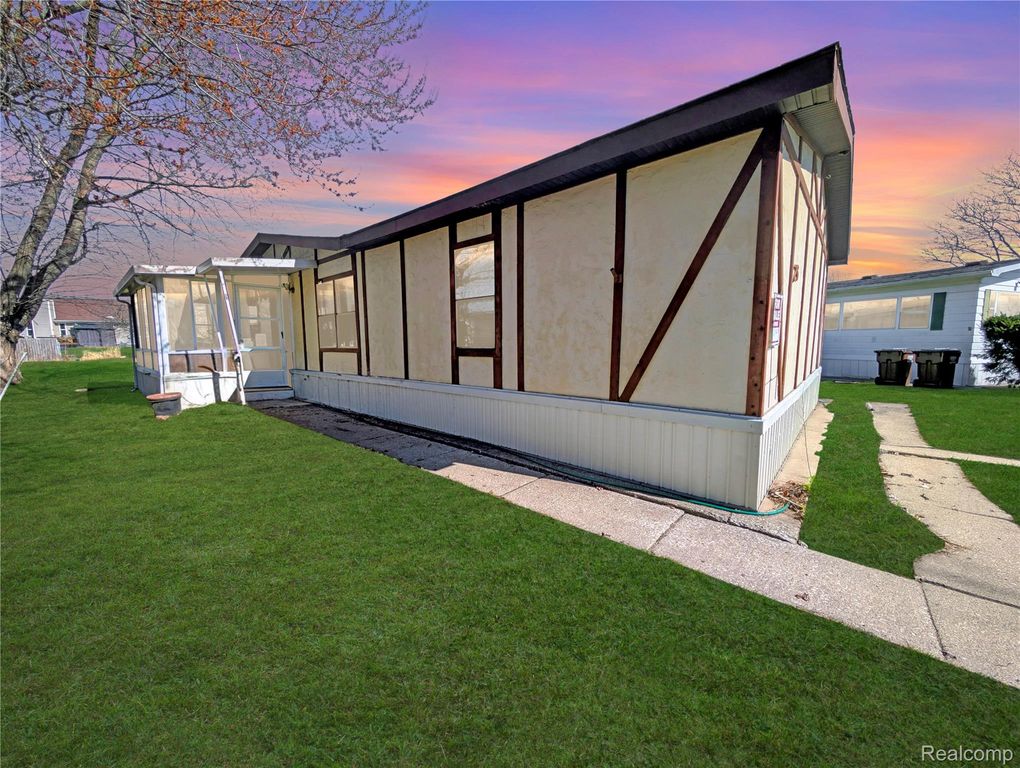 26 Carmell, Belleville, MI 48111