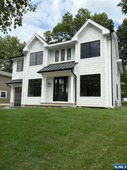 426 Lee Avenue, River Edge, NJ 07661