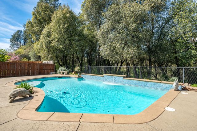 1865 Dellwood Drive, Redding, CA 96003