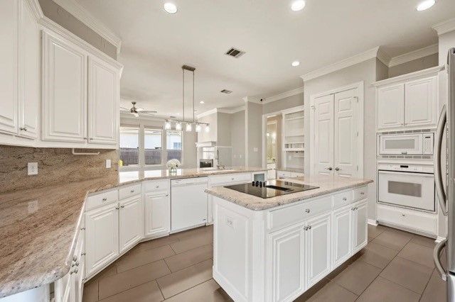 24 W Hillside Place, Trophy Club, TX 76262