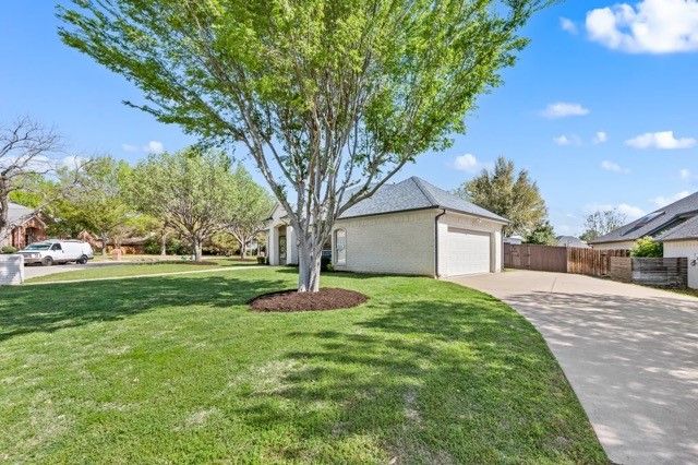 24 W Hillside Place, Trophy Club, TX 76262