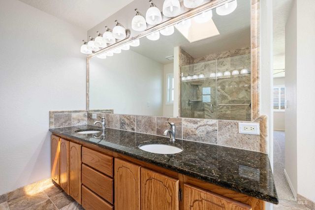 7657 Track Rd, Nampa, ID 83686