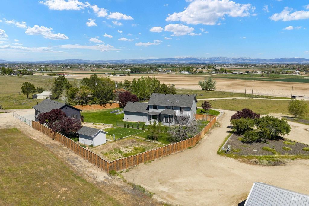 7657 Track Rd, Nampa, ID 83686