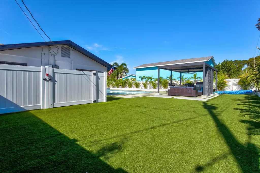 Image 13 of property listing at 6612 9TH AVENUE NW, Bradenton, FL 34209