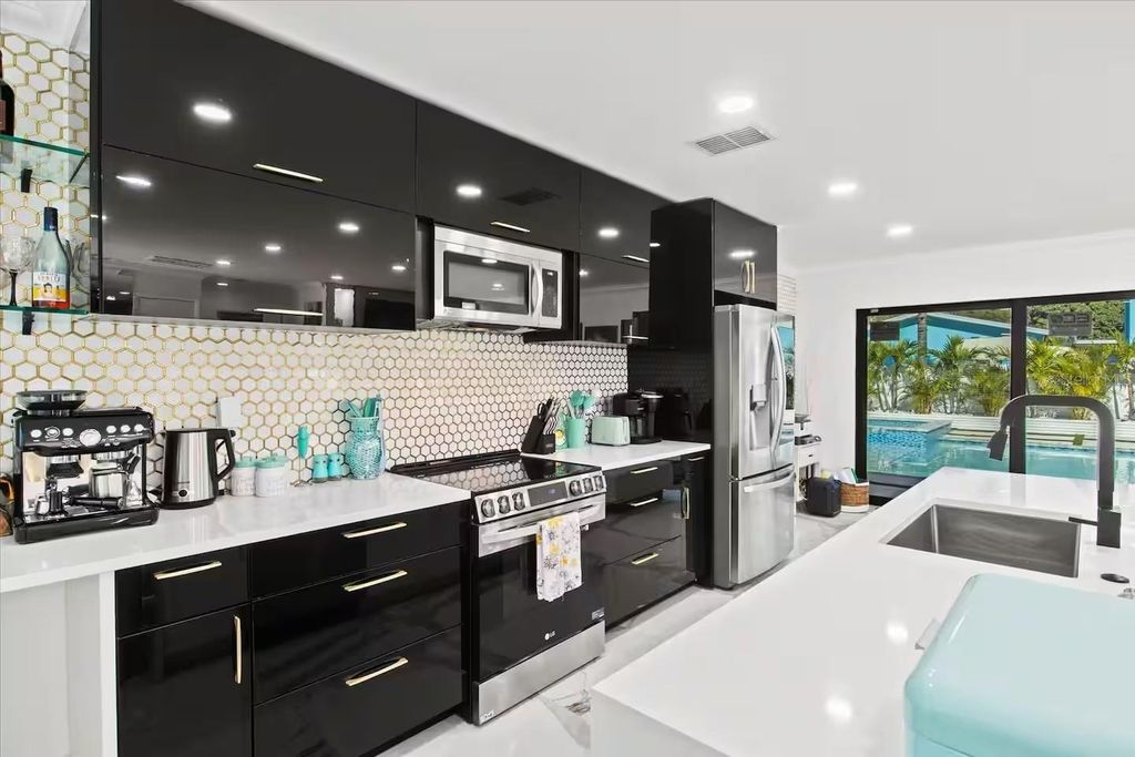 Image 5 of property listing at 6612 9TH AVENUE NW, Bradenton, FL 34209