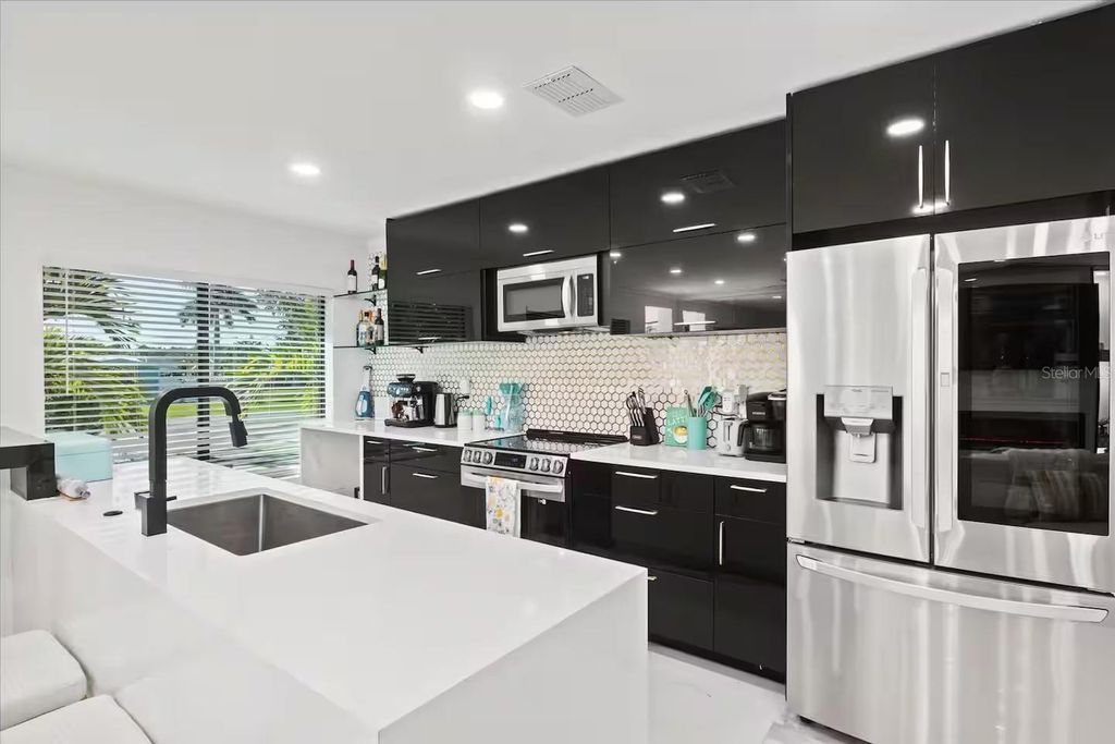 Image 6 of property listing at 6612 9TH AVENUE NW, Bradenton, FL 34209