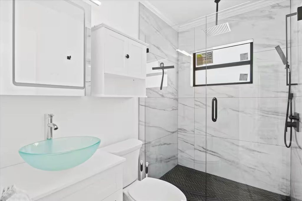 Image 8 of property listing at 6612 9TH AVENUE NW, Bradenton, FL 34209