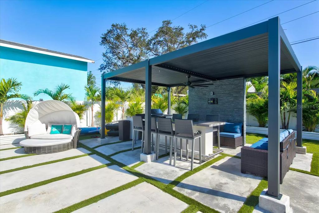 Image 9 of property listing at 6612 9TH AVENUE NW, Bradenton, FL 34209