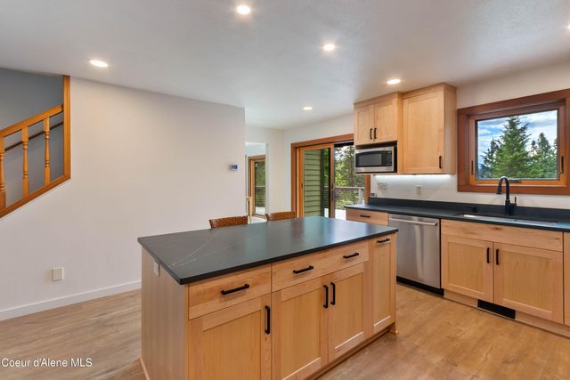 2385 Sunnyside RD, Sandpoint, ID 83864
