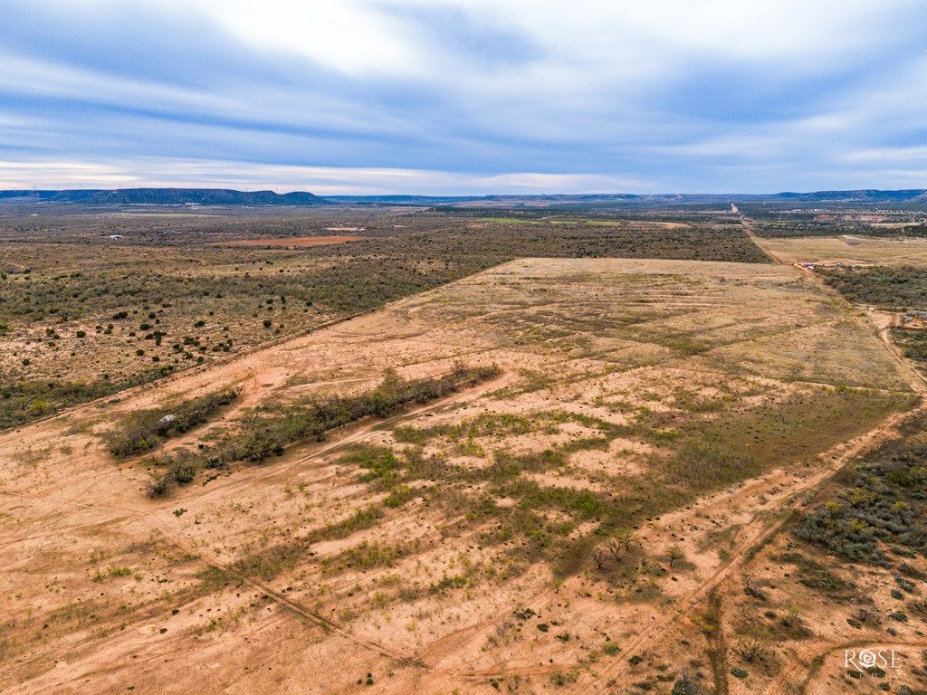 Image 6 of property listing at 564 Cedar Cove Rd, Robert Lee, TX 76945