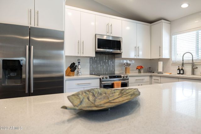 6325 E CAROLINA Drive, Scottsdale, AZ 85254