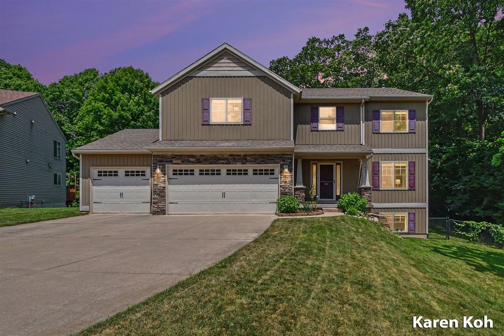 4521 Burton Forest Court, Grand Rapids, MI 49546