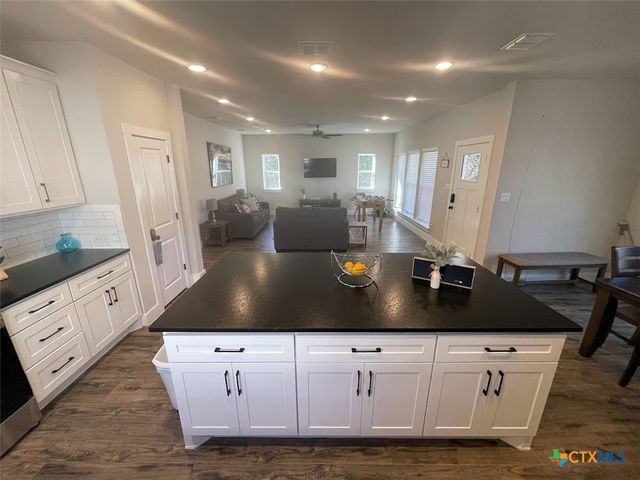 1220 Diamondhead Drive, Canyon Lake, TX 78133