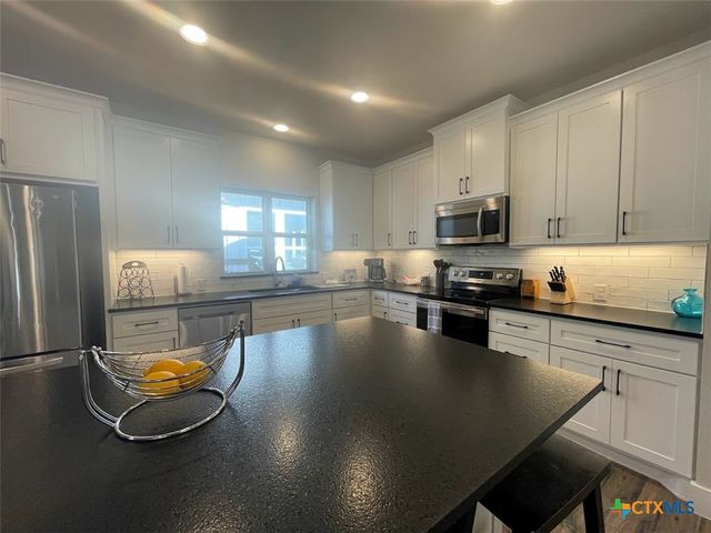1220 Diamondhead Drive, Canyon Lake, TX 78133