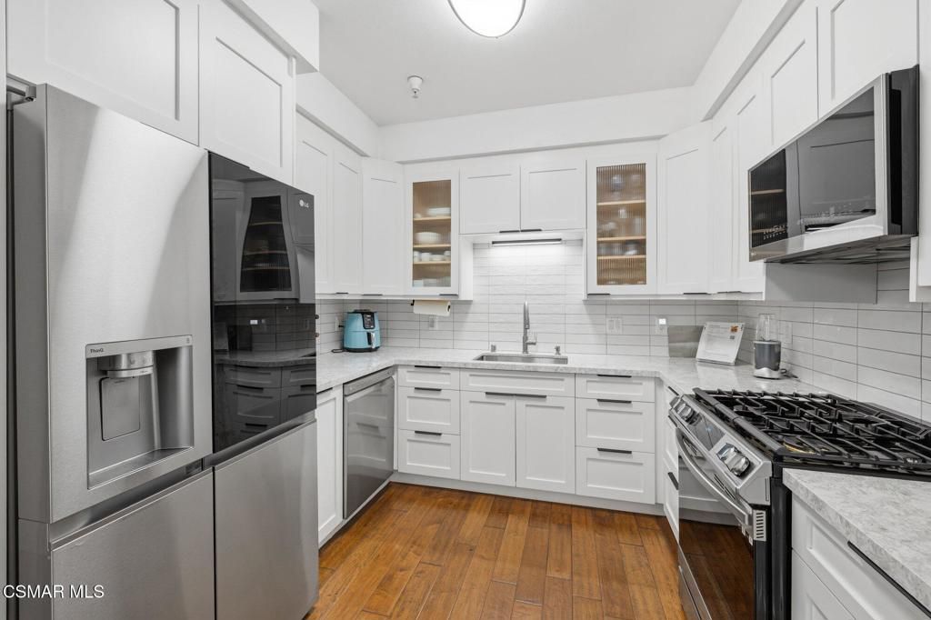 Image 12 of property listing at 1410 N Curson Avenue 202, Los Angeles, CA 90046