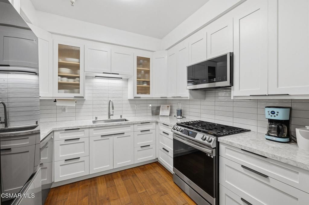 Image 13 of property listing at 1410 N Curson Avenue 202, Los Angeles, CA 90046