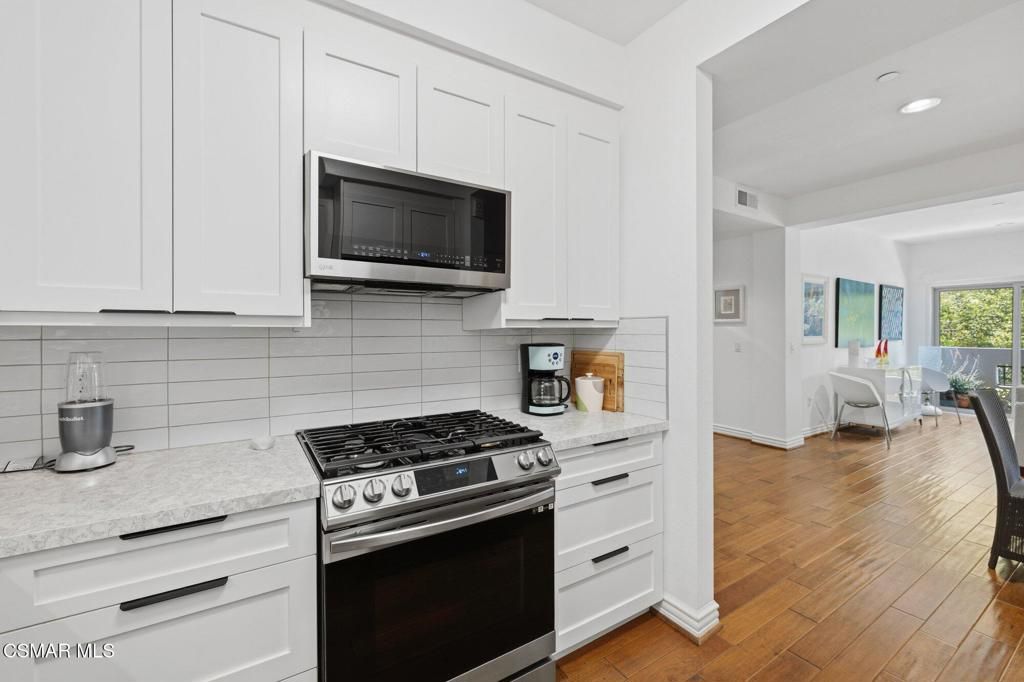 Image 14 of property listing at 1410 N Curson Avenue 202, Los Angeles, CA 90046