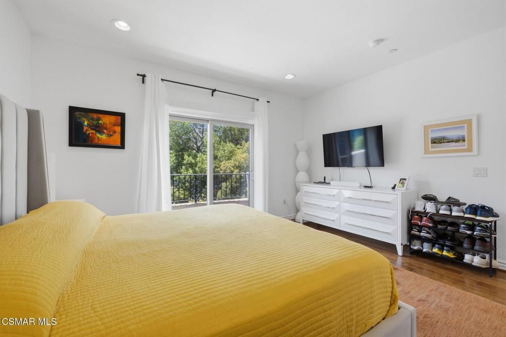 Image 20 of property listing at 1410 N Curson Avenue 202, Los Angeles, CA 90046