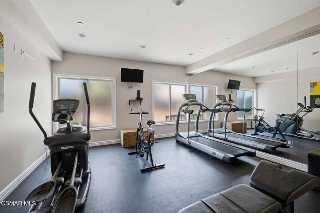 Image 25 of property listing at 1410 N Curson Avenue 202, Los Angeles, CA 90046