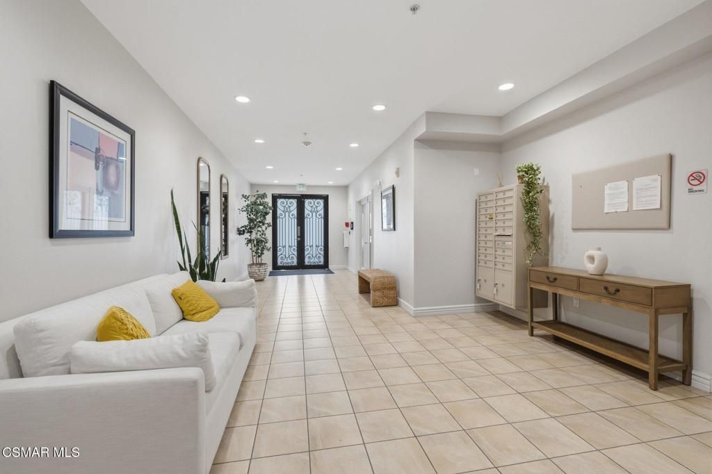 Image 27 of property listing at 1410 N Curson Avenue 202, Los Angeles, CA 90046
