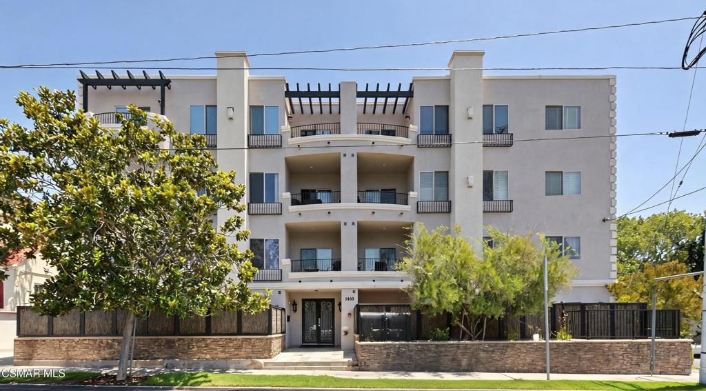 Image 3 of property listing at 1410 N Curson Avenue 202, Los Angeles, CA 90046