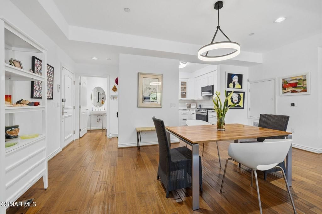 Image 7 of property listing at 1410 N Curson Avenue 202, Los Angeles, CA 90046