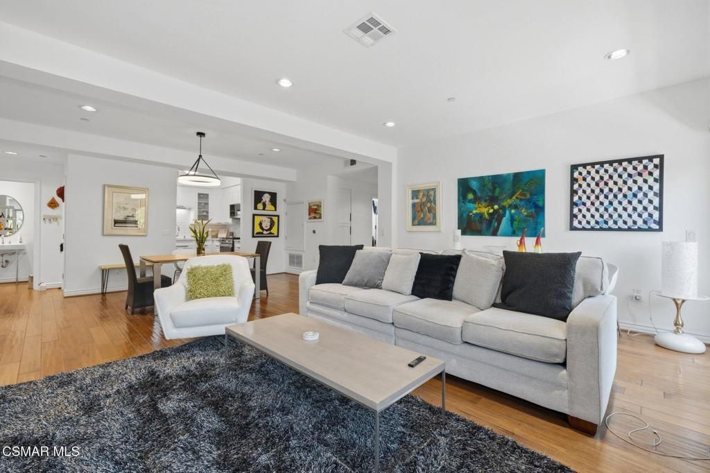 Image 8 of property listing at 1410 N Curson Avenue 202, Los Angeles, CA 90046