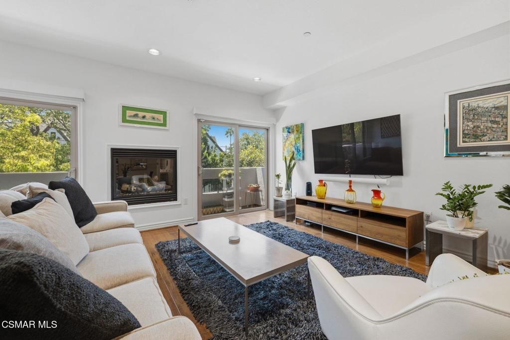 Image 9 of property listing at 1410 N Curson Avenue 202, Los Angeles, CA 90046