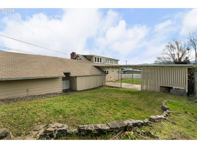 1740 Nw LYNWOOD St, Roseburg, OR 97471