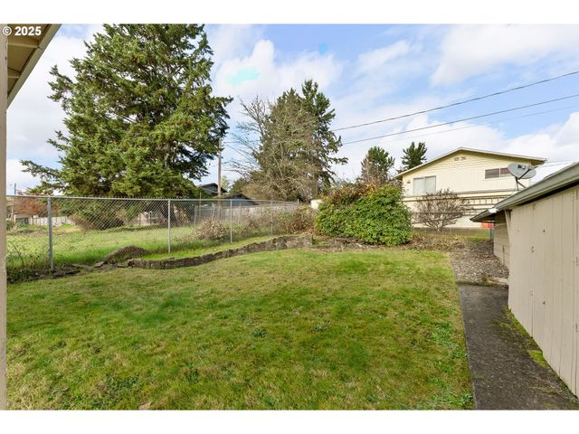 1740 Nw LYNWOOD St, Roseburg, OR 97471