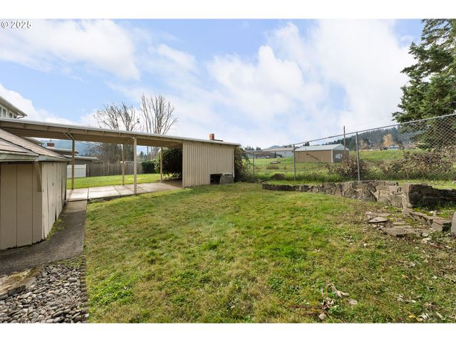 1740 Nw LYNWOOD St, Roseburg, OR 97471