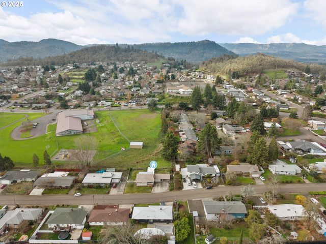 1740 Nw LYNWOOD St, Roseburg, OR 97471