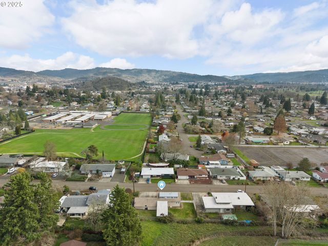 1740 Nw LYNWOOD St, Roseburg, OR 97471