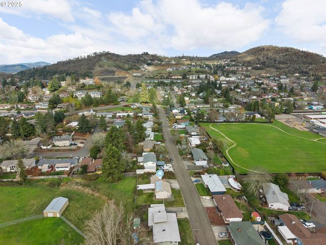 1740 Nw LYNWOOD St, Roseburg, OR 97471