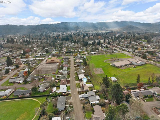 1740 Nw LYNWOOD St, Roseburg, OR 97471