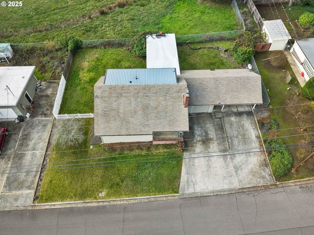 1740 Nw LYNWOOD St, Roseburg, OR 97471