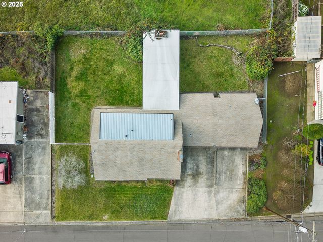 1740 Nw LYNWOOD St, Roseburg, OR 97471