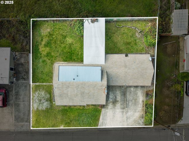 1740 Nw LYNWOOD St, Roseburg, OR 97471