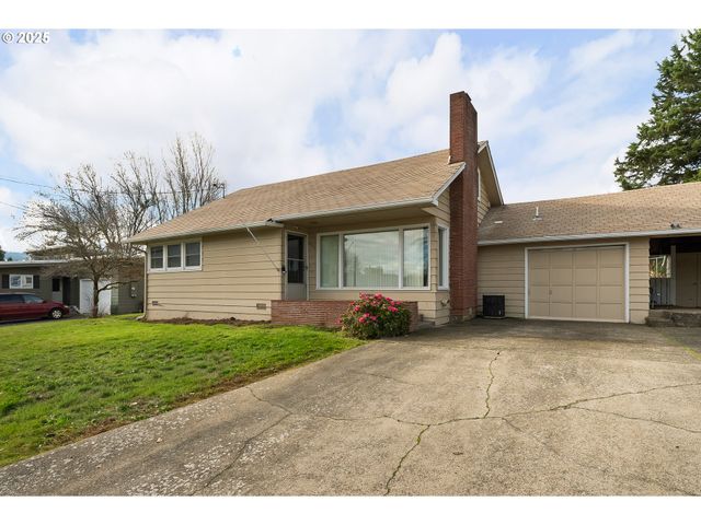 1740 Nw LYNWOOD St, Roseburg, OR 97471