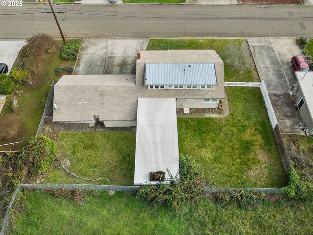 1740 Nw LYNWOOD St, Roseburg, OR 97471