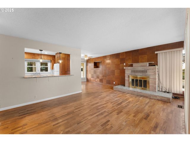 1740 Nw LYNWOOD St, Roseburg, OR 97471