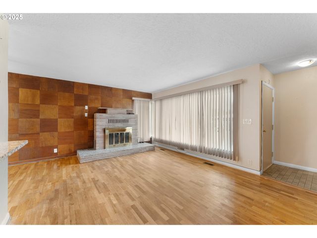 1740 Nw LYNWOOD St, Roseburg, OR 97471