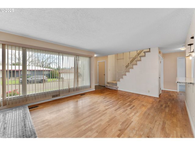 1740 Nw LYNWOOD St, Roseburg, OR 97471