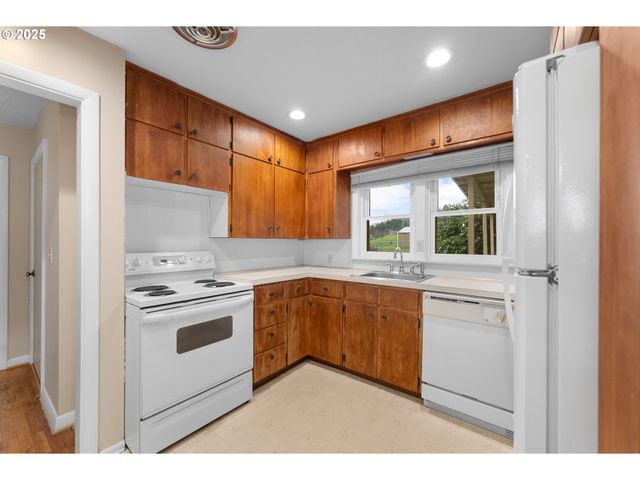 1740 Nw LYNWOOD St, Roseburg, OR 97471