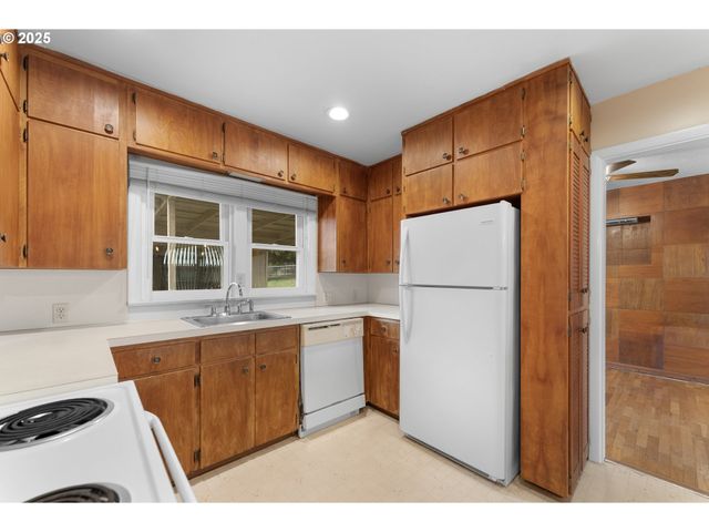 1740 Nw LYNWOOD St, Roseburg, OR 97471