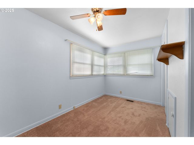 1740 Nw LYNWOOD St, Roseburg, OR 97471