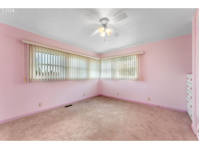 1740 Nw LYNWOOD St, Roseburg, OR 97471