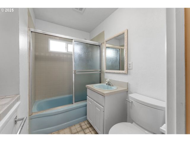 1740 Nw LYNWOOD St, Roseburg, OR 97471