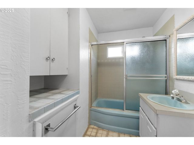 1740 Nw LYNWOOD St, Roseburg, OR 97471